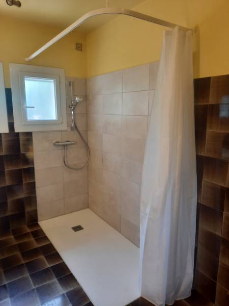 Douche à l'italienne en remplacement d'une baignoire à Bagnols-sur-cèze dans le Gard