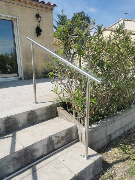 Pose de main courange inoxydable à Avignon dans un jardin en dénivelé